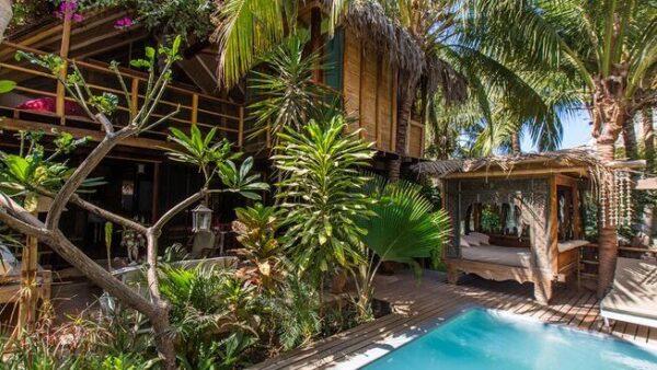 Accommodation and pool of Wild Kite Peru in Mancora