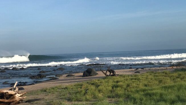 Clear and clean surf conditions in Troncones surf with Surfari Mexico surf camp