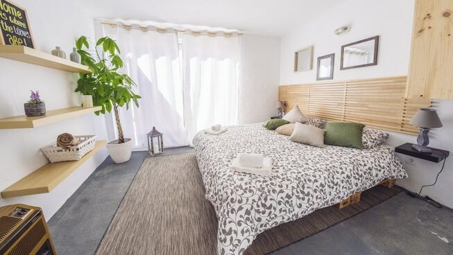 accommodation with queen bed at Balili Beach House surf camp in Peniche Porutgal