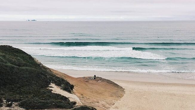 beach with waves at Boa Onda Guesthouse surf camp in Peniche Portugal
