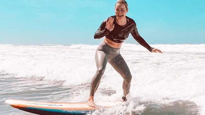 A learner surfer on a wave at Del Alma Retreat Costa Rica surf camp