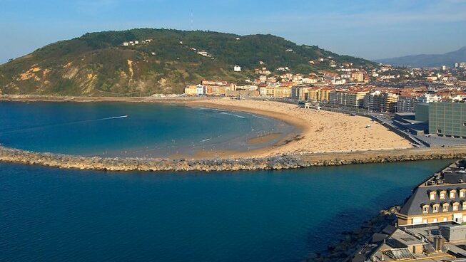 San Sebastián bay with apartments at El Aula Azul surf camp in San Sebastian