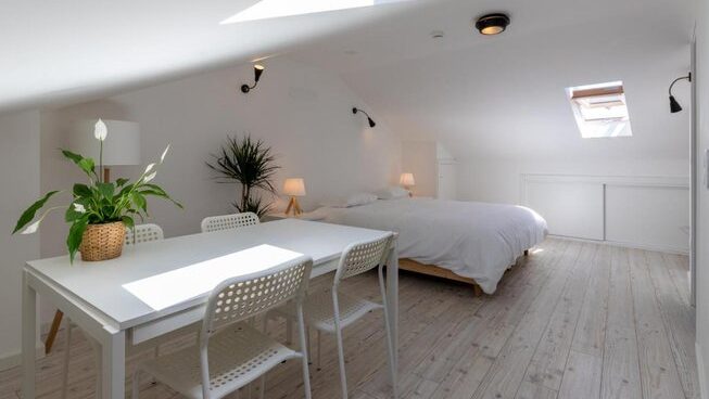 accommodation with bed and desk at Sea Krew surf camp