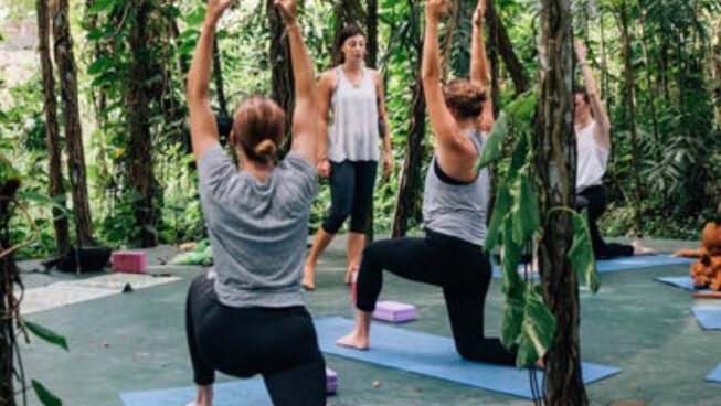 Students practicing yoga at Surf & Yoga Mirissa surf retreat