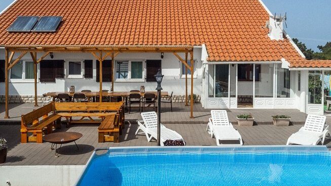 accommodation and pool at Surfcamp 360 surf camp