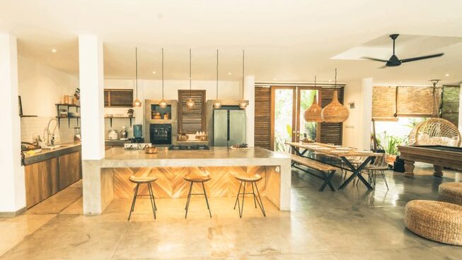 kitchen and dining room at Solid Surf and Yoga House Sri Lanka surf camp in Weligama