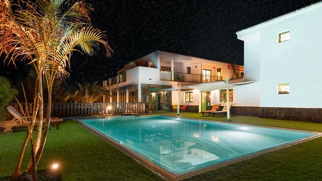 night setting with pool and accommodation of Surfescape Fuerteventura surf camp