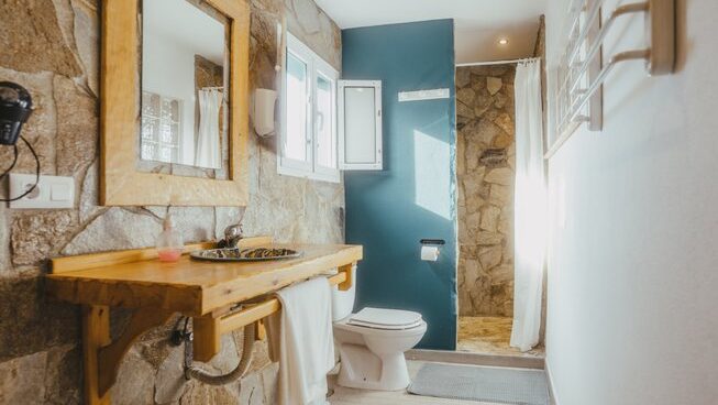 Bathroom of 9Pies Surf School El Palmar surf camp