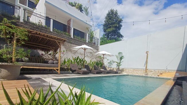 Pool and accommodation at DHM Surf Camp