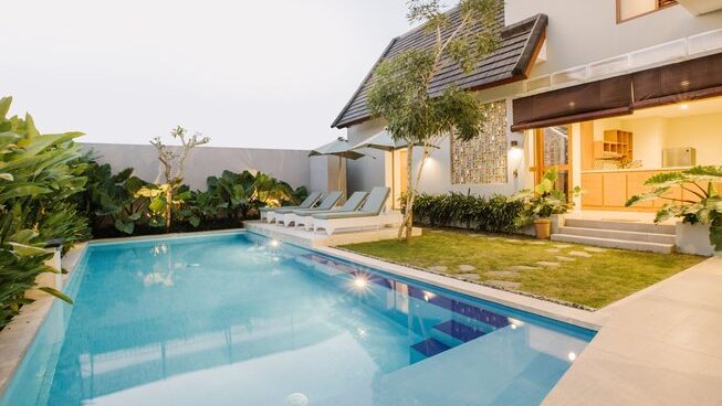 Accommodation and pool of In Da Surf Bali surf camp