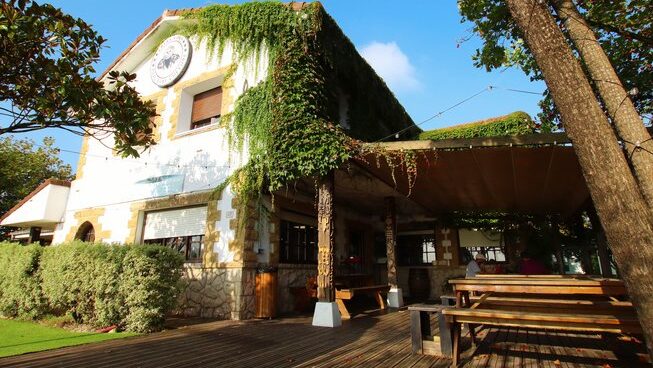 Latas Surf camp with house and deck