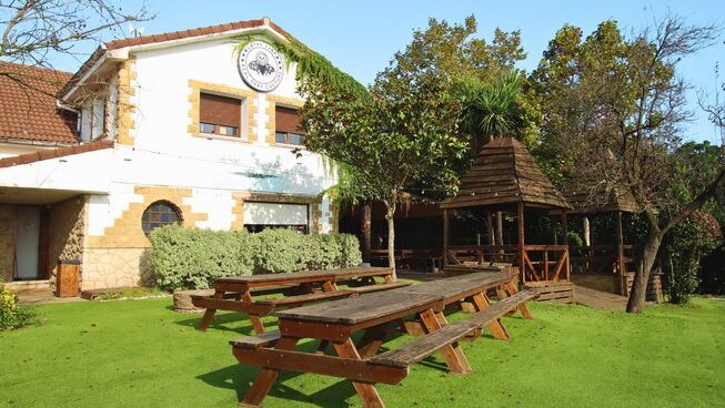 Latas Surf camp with house and tables