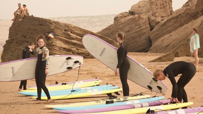 Beginner surfers with Sunny Wave Taghazout surf camp