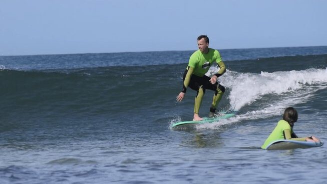 a surfer learning on a wave with G3 Store Surf Center Peniche