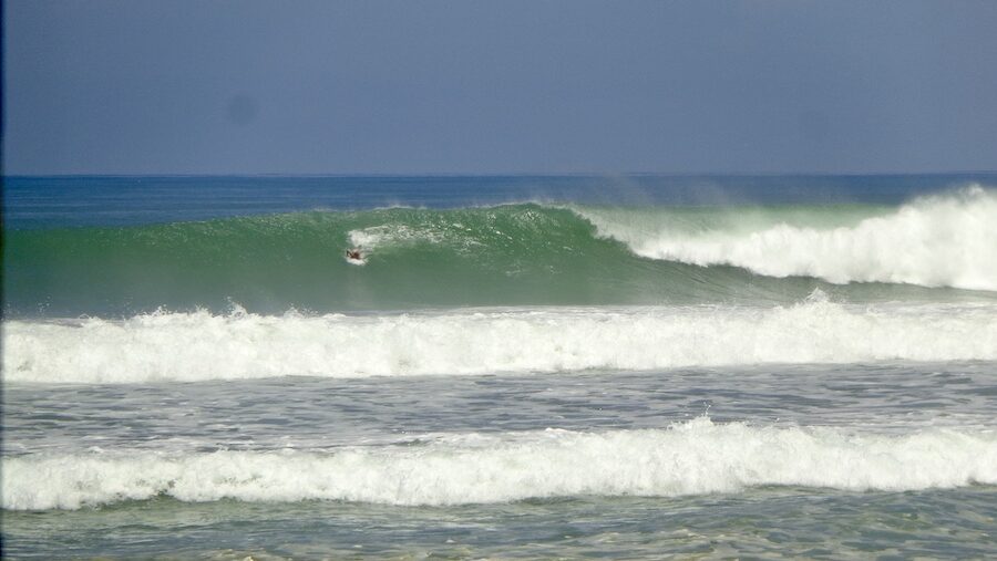 A barrelling wave with no one on it in Santa Teresa surf