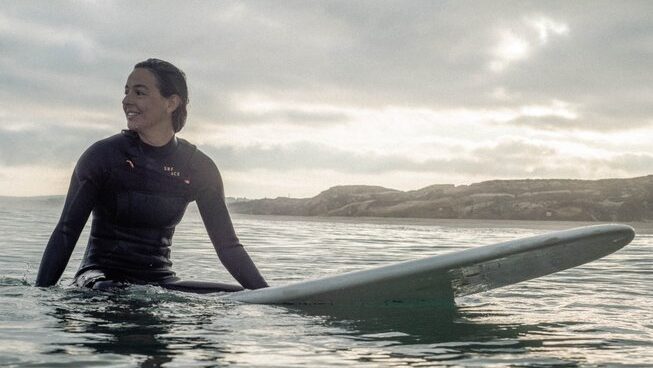 A learner surfer in the water with low light a surf hostel Peniche