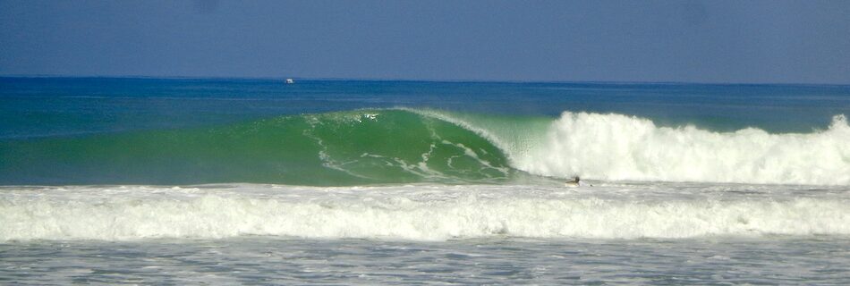 A barrelling wave with no one on it in Santa Teresa with people wondering where can I surf in Costa Rica