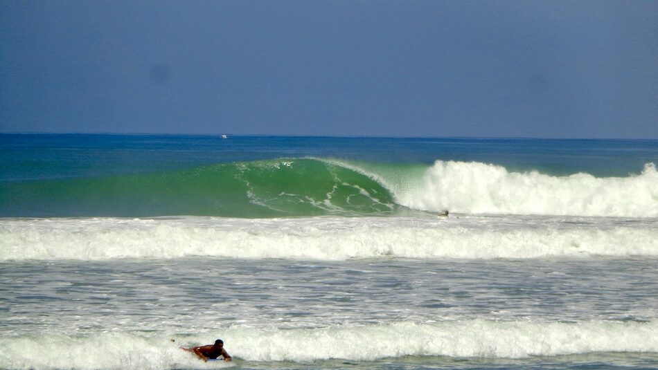 A barrelling wave with no one on it in Santa Teresa with people wondering where can I surf in Costa Rica
