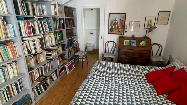 Accommodation with beds and books at The Surf Experience