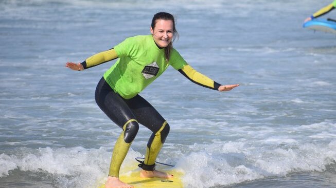 learner surf on a wave that stood up