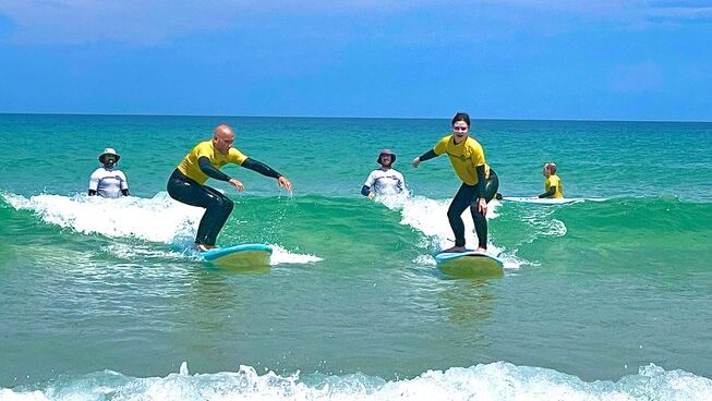 surfers learning in Peniche with Peniche Surf Lodge
